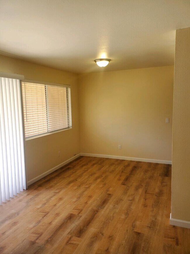 Building Photo - 250 Sunset Dr