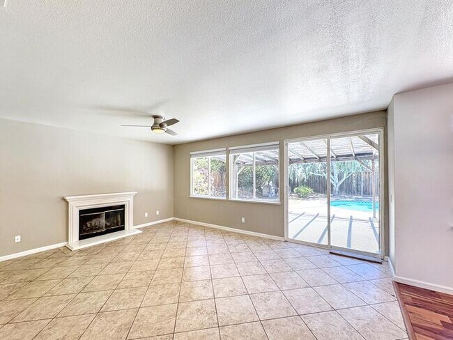Building Photo - 1905 Paradise Peak Ct