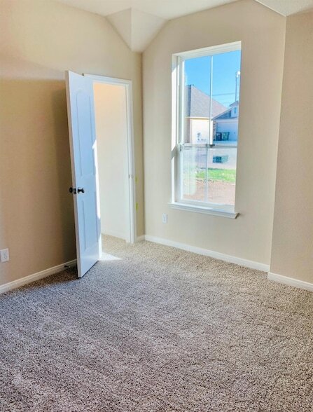 Building Photo - 808 Fallbrook Dr