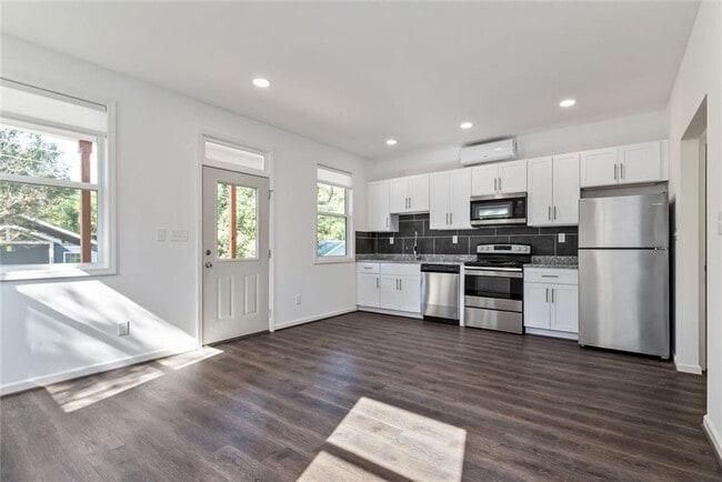 Building Photo - 1060 Grant Way SE