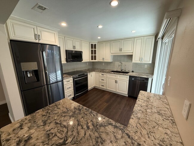 Building Photo - Spacious 3-Bed, 2-Bath End-Unit Townhome w...