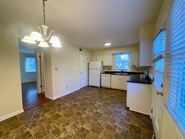 Building Photo - Darling Townhouse in Willow Terrace - ready for you to move in!