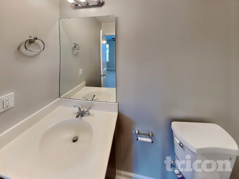 Building Photo - 1505 Hamilton Hills Dr