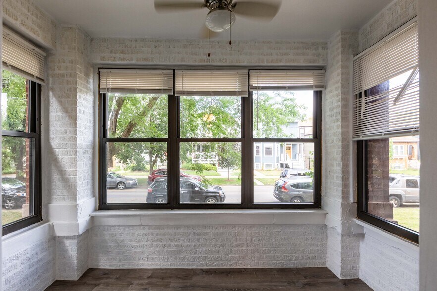 Building Photo - 3823 N Drake Ave