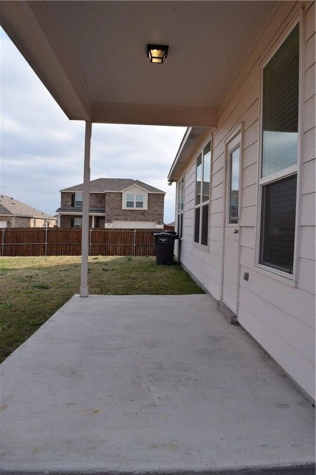 Building Photo - Like New 3BR SFR w/ Covered Patio & Fenced Yard in Haslet