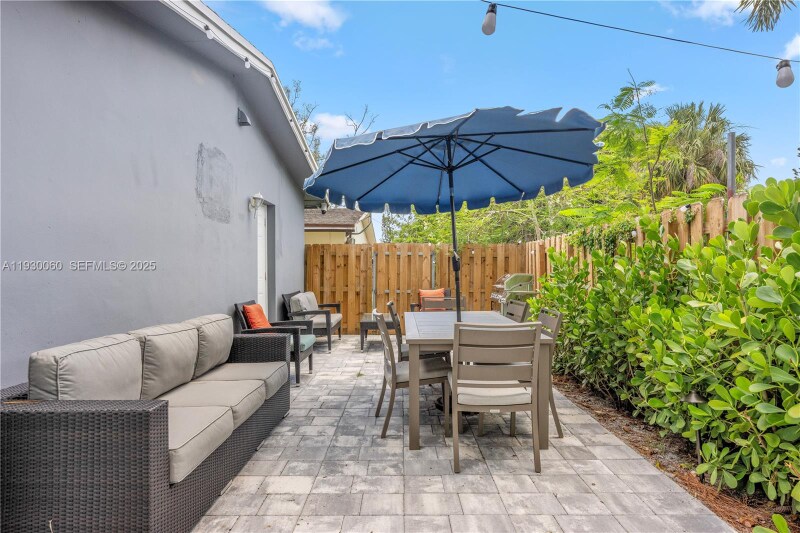 Building Photo - 1208 NE 5th Ave