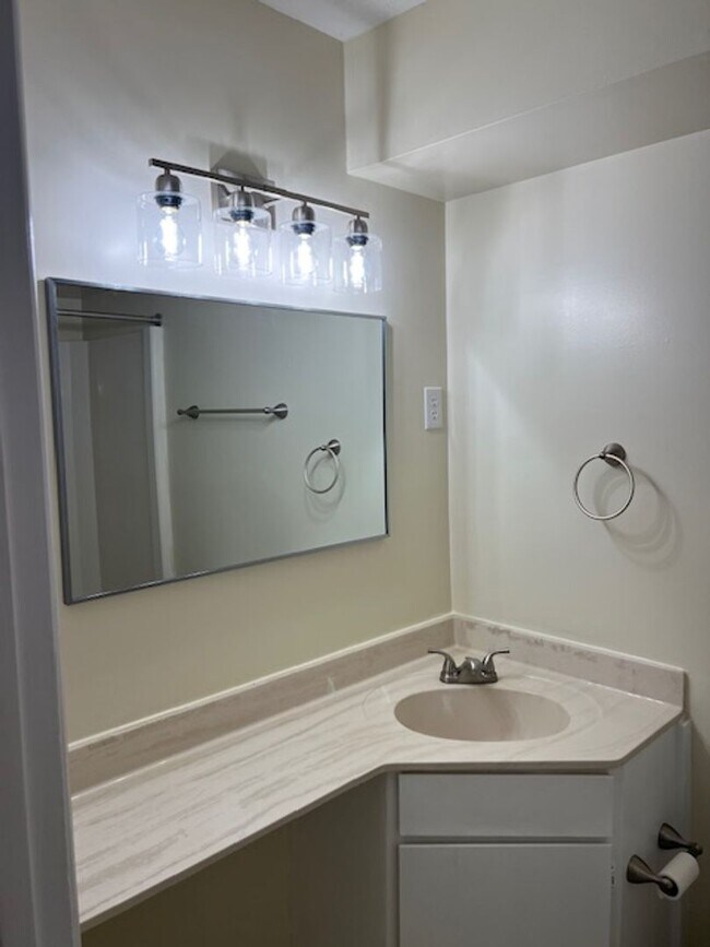 Building Photo - 102-4 Turtle Creek Road