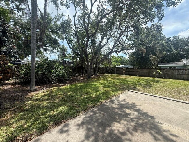 Building Photo - 3135 Alta Vista St