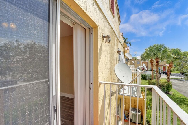 Building Photo - Townhouse with 2 Beds, 2.5 Baths, In-Unit Washer/Dryer