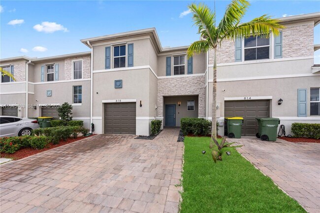 Building Photo - 818 SE 17th St