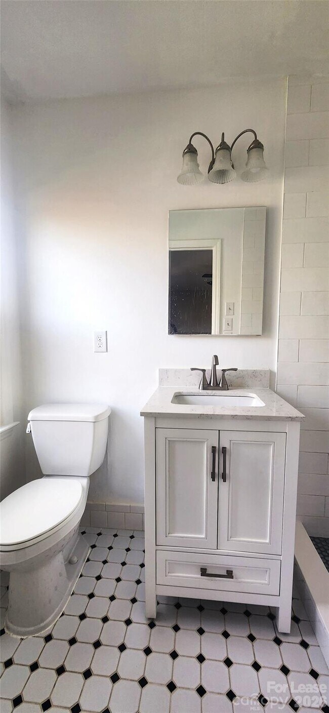 Building Photo - 2015 Glouchester Cir