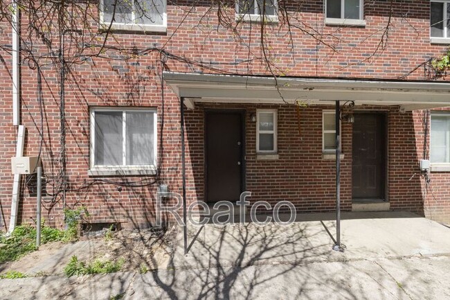 Building Photo - 830 S Harris Ave