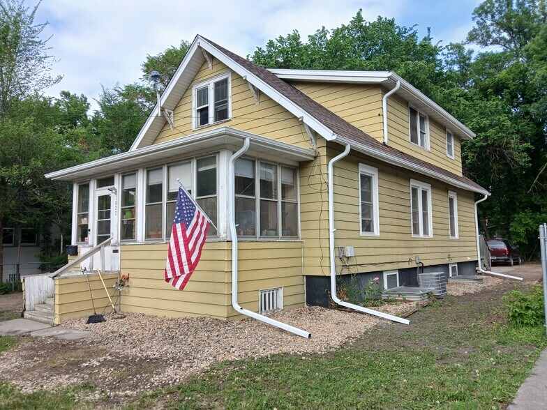 Building Photo - 1027 University Dr N