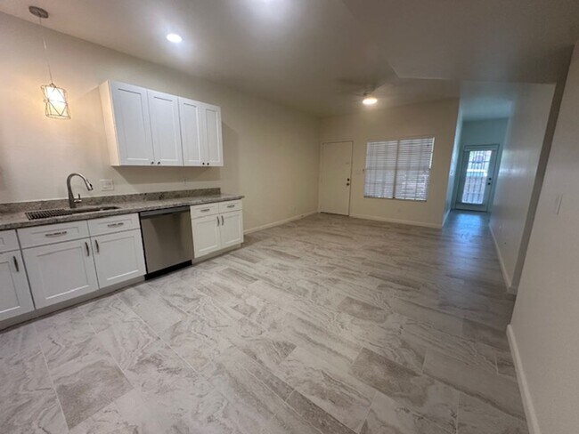 Building Photo - ELLIOT PLACE CONDOMINIUMS UPDATED/REMODELED GROUND FLOOR 1 BED PLUS DEN UNIT WITH 1 CAR GARAGE