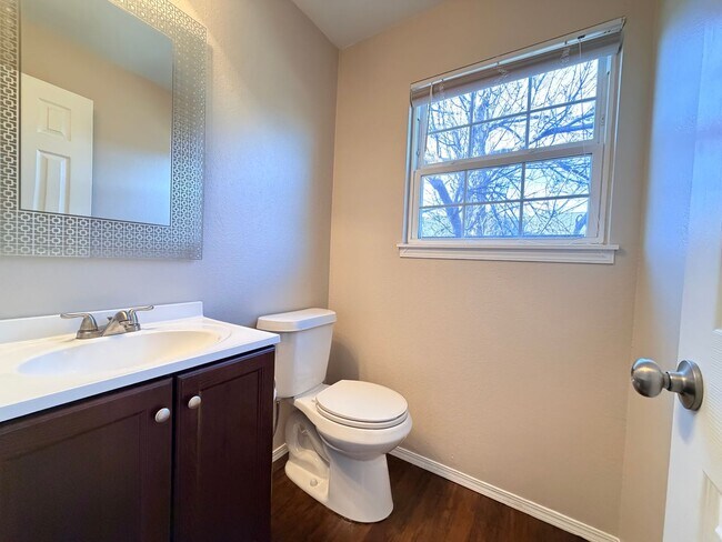 Building Photo - Updated Townhome in Centennial