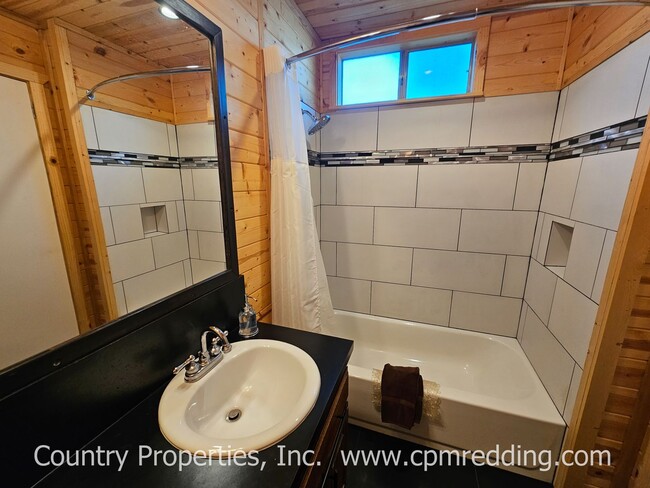 Building Photo - Country Living with 4 Bedrooms plus an Off...