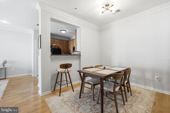 Building Photo - 4852 Eisenhower Ave