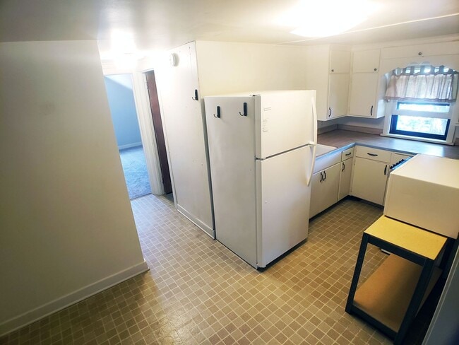 Building Photo - Cute Downtown Apartment