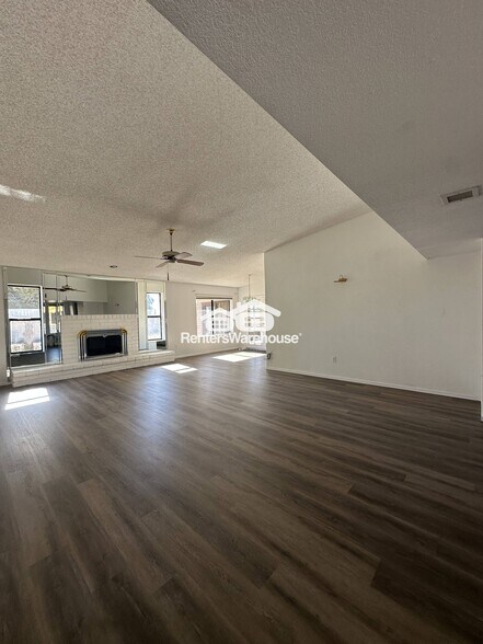 Building Photo - 1011 E Renee Dr