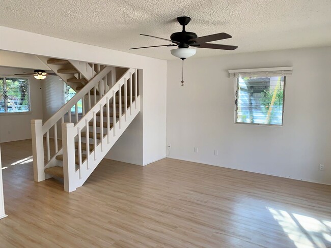 Building Photo - Charming 3 bedroom/ 2.5 bath Townhome in N...