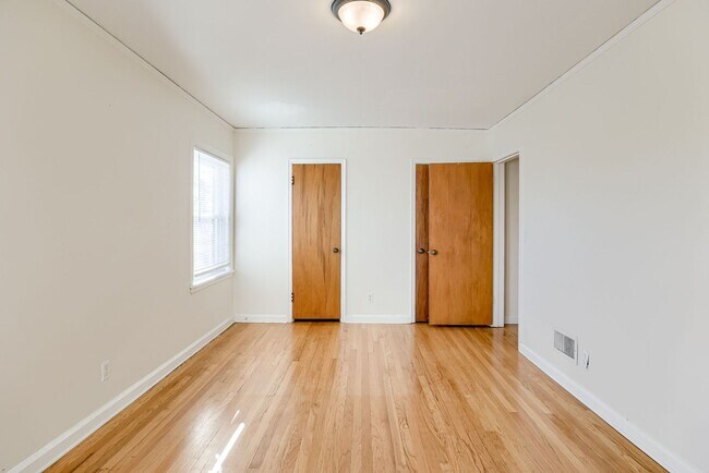 Building Photo - Charming 3 Bedroom Duplex In Prime Location!!