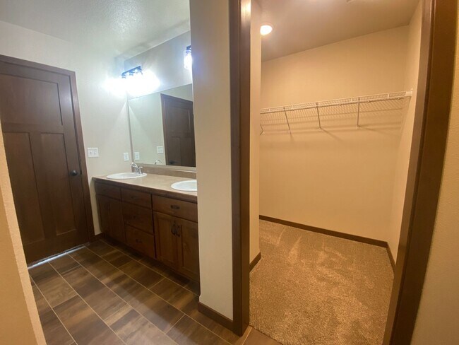 Building Photo - 3-Bed, 3-Bath Single Family Home in Moorhead!