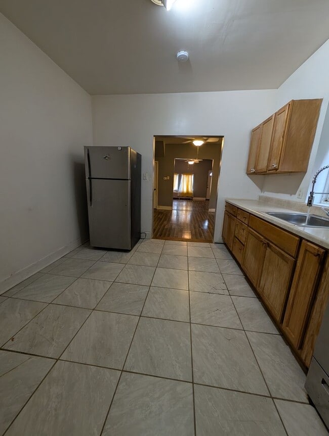 Building Photo - Well-maintained home.