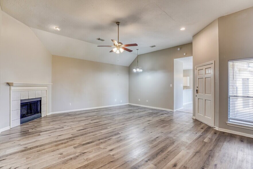 Building Photo - 6615 Bluebottle Ln