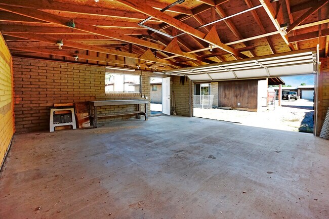 Building Photo - Northwest location,3 Bd/2 Bath, single carport, detached 2 car garage home