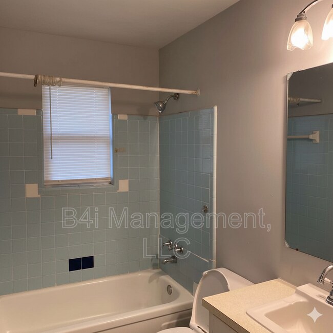 Building Photo - 2528 Burbank Pl