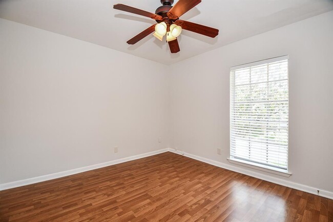 Building Photo - 2824 Briarhurst Dr