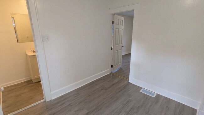 Building Photo - Charming 5-bedroom home located in the heart of Akron