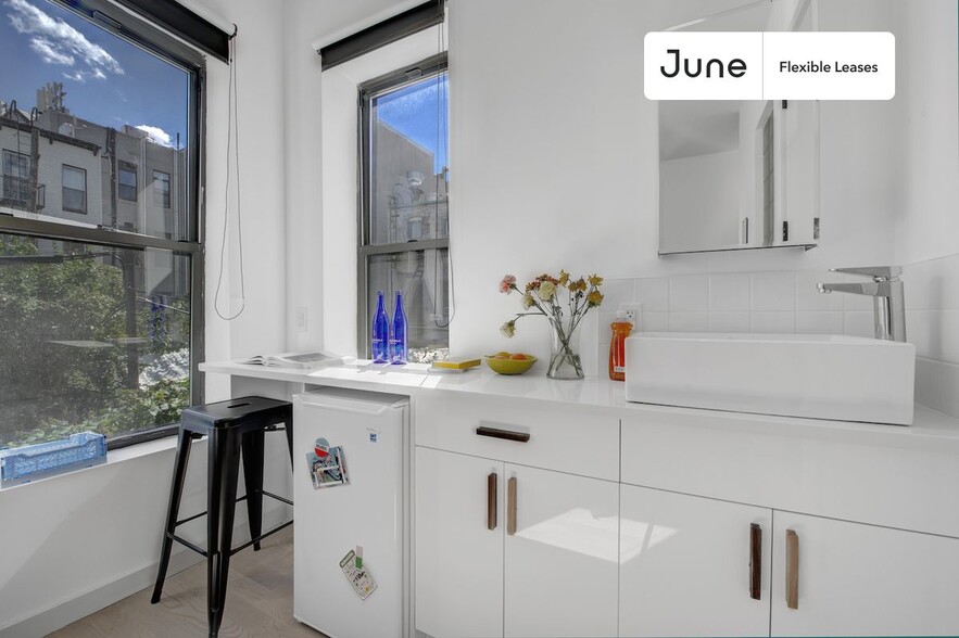 Building Photo - Spacious ROOM at The Maison Suydam