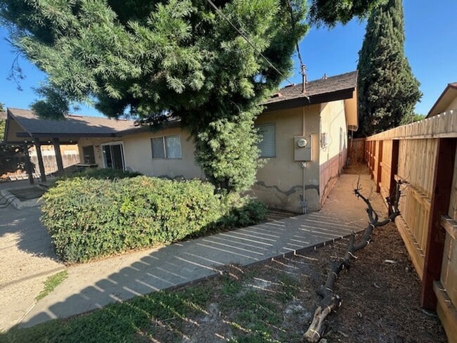Building Photo - 3 bedroom 2 bathroom with pool!
