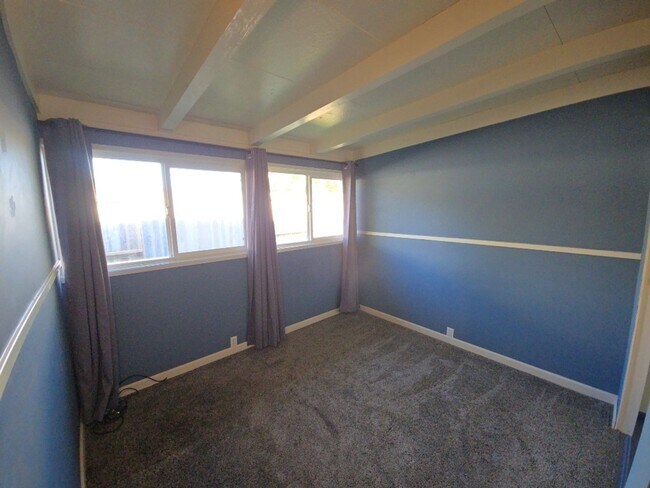 Building Photo - 4BR/2BA South Eureka Home!