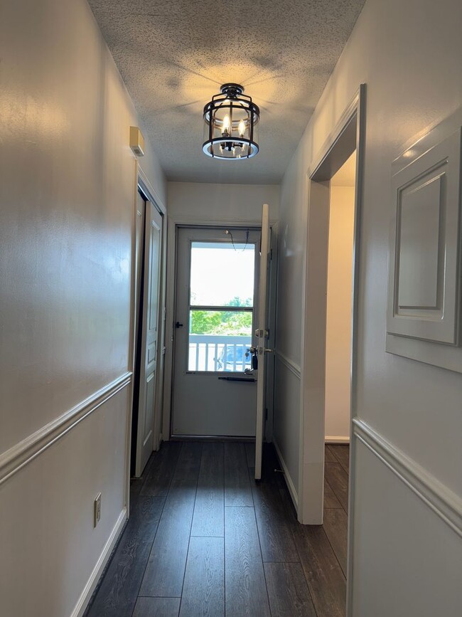 Building Photo - West AVL - Beautifully Updated Townhouse