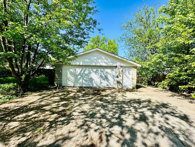 Building Photo - Charming 4 Bedroom by Churchill Downs