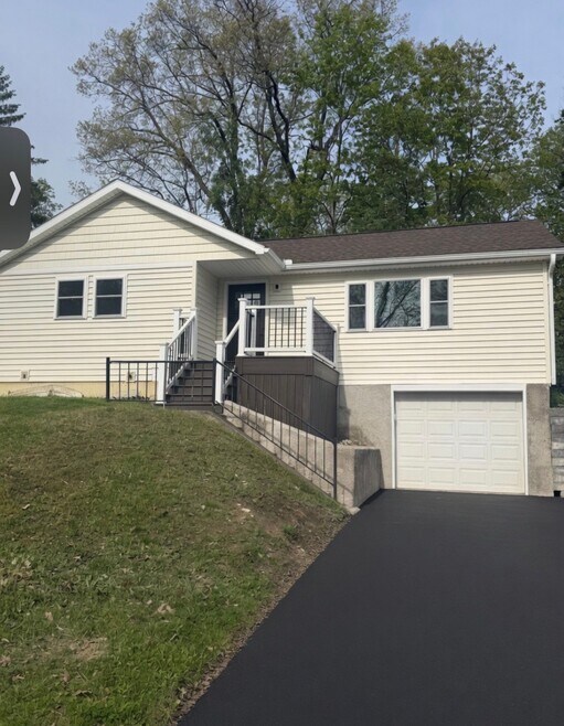 Building Photo - 407 La Rue Ave