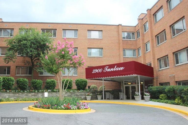 Main entrance to the building - 3900 Tunlaw Rd NW