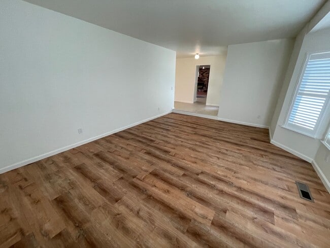 Building Photo - Spacious three bedroom home in desirable Windsor neighborhood!