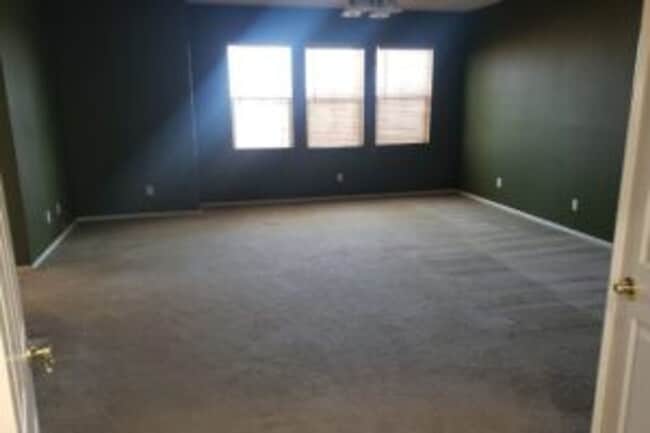 Building Photo - Large Orange Crest 5 bedroom 4.5 bathroom