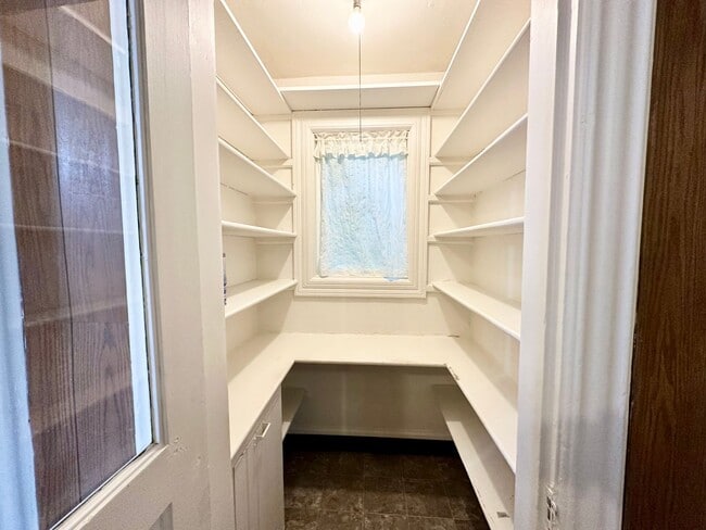 Building Photo - Charming 3 Bedroom Home Near Downtown Elle...