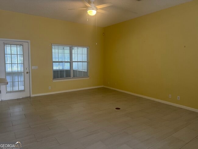 Building Photo - 204 Cardinal Cir W