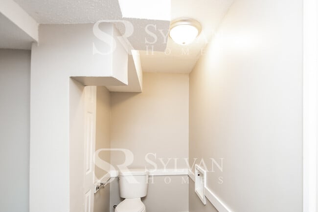 Building Photo - Your dream home awaits