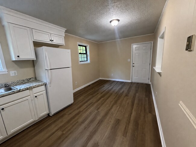 Building Photo - 3 Bedroom Brick Home