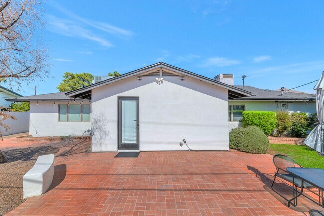Building Photo - 4209 E Weldon Ave