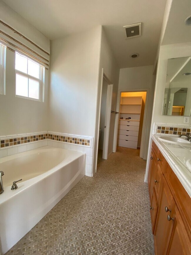 Building Photo - 254 Flyers Ln