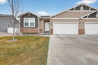Building Photo - 4 bed 3 bath twin home in Idaho Falls 2 sets of washer and dryers are included in this unit