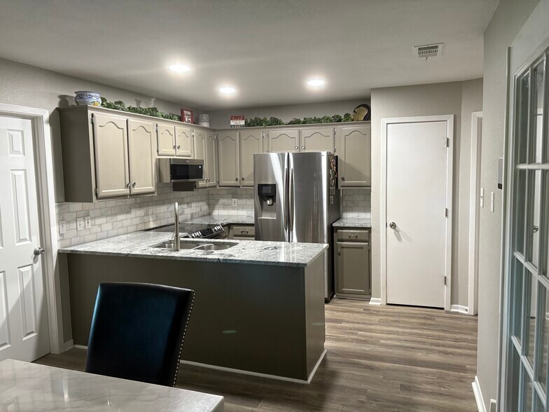 Building Photo - 4005 Sunhill Dr