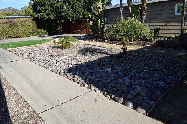 Building Photo - 3BR 2BA San Carlos Home - Vinyl Flooring, ...